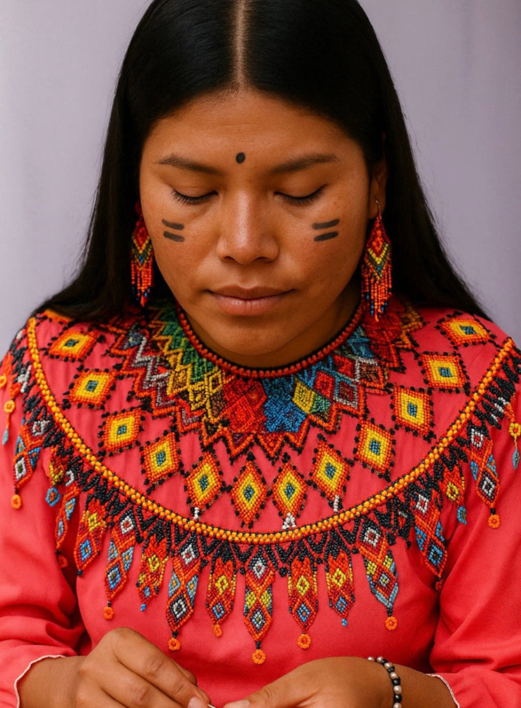 Mujer artesana etnia Embera haciendo pendientes de palma de iraca