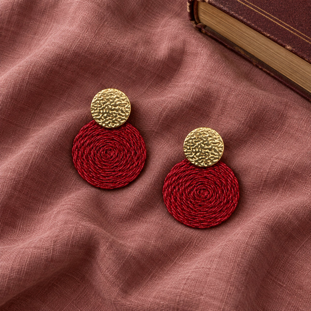 Boucles d'oreilles Guatapé tissées en feuille de palmier Iraca, bordeaux