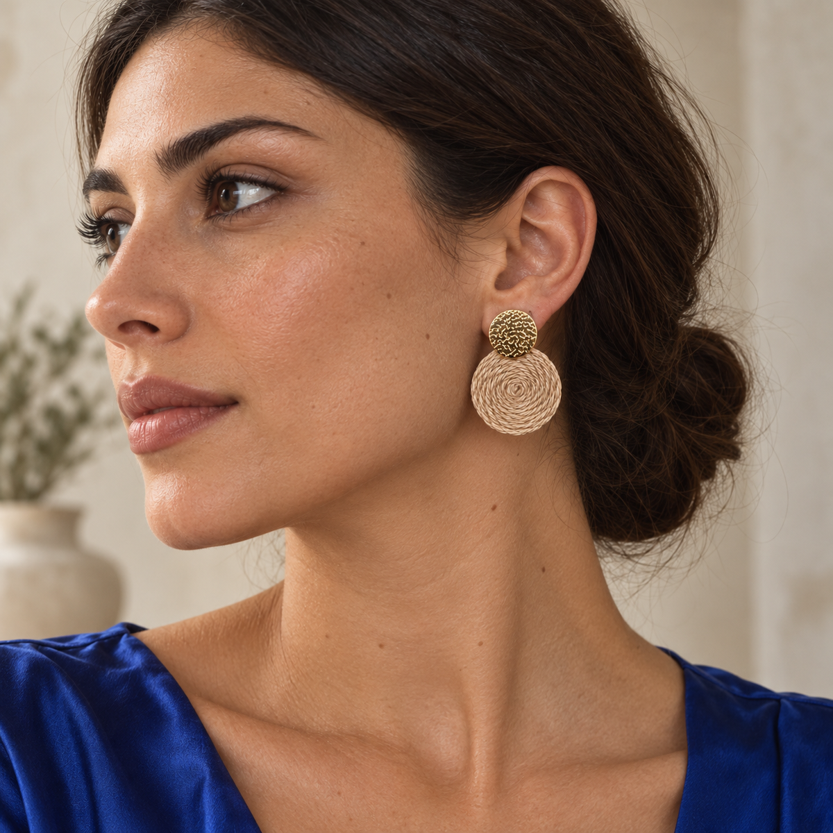 Guatapé Woven Iraca Palm Earrings in Dark Beige