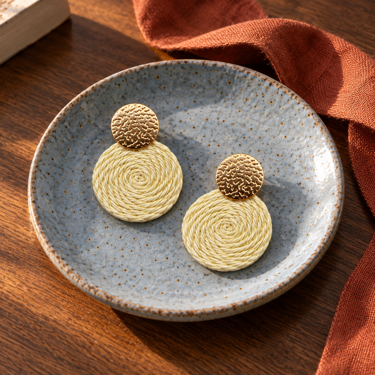 Guatapé Woven Iraca Palm Earrings in Olive