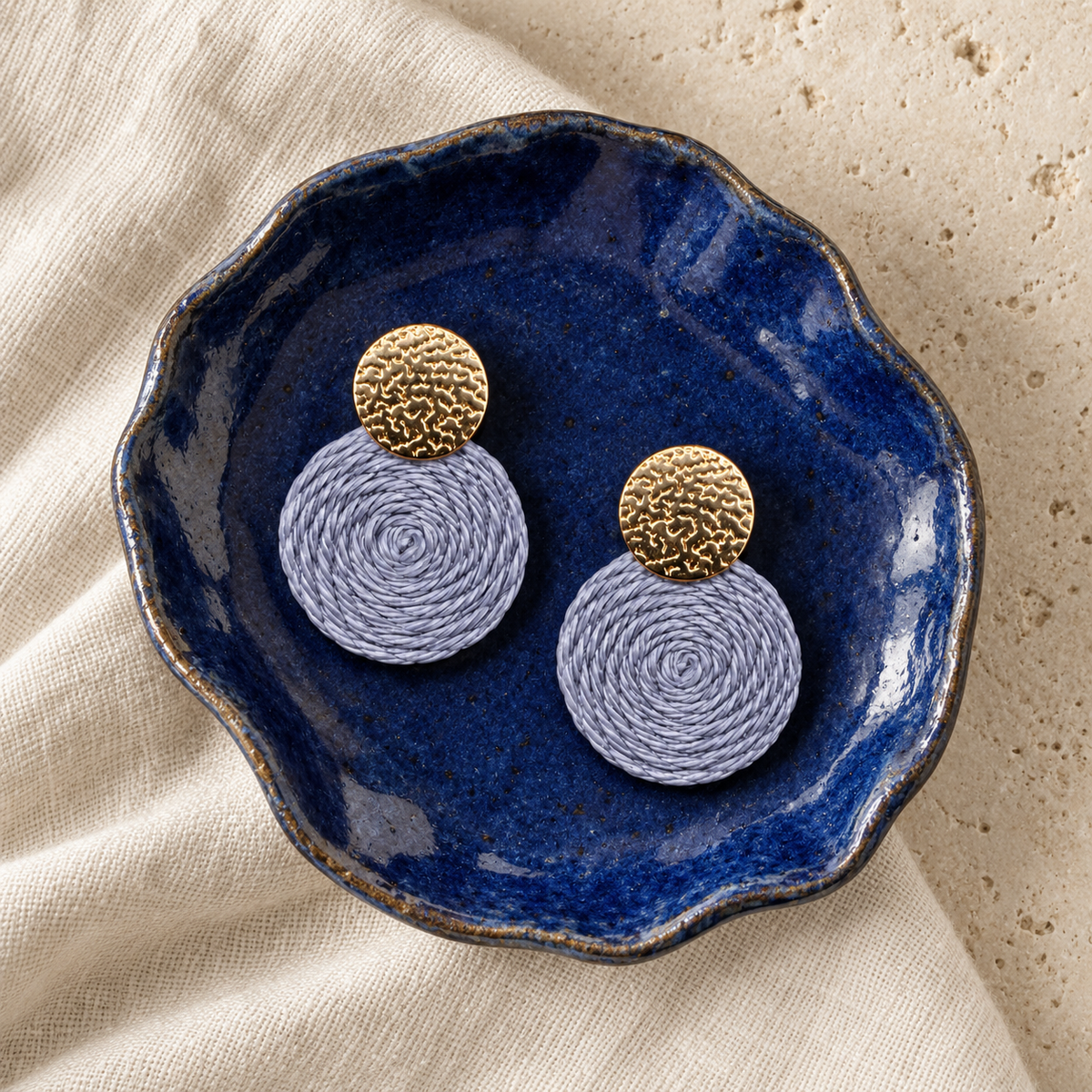 Guatapé Woven Iraca Palm Earrings in Grey