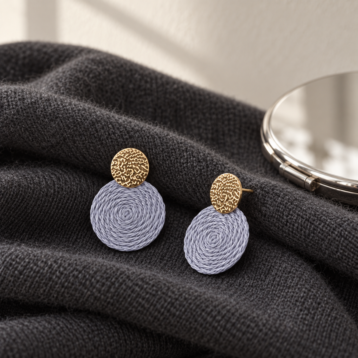 Guatapé Woven Iraca Palm Earrings in Grey