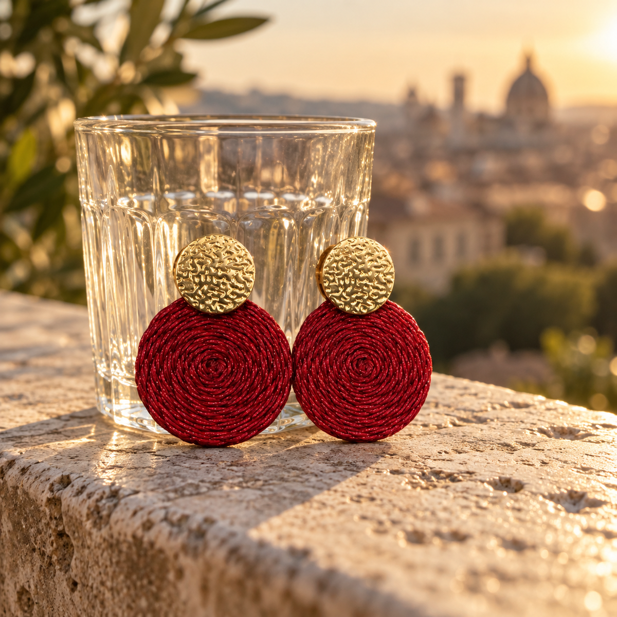 Boucles d'oreilles Guatapé tissées en feuille de palmier Iraca, bordeaux