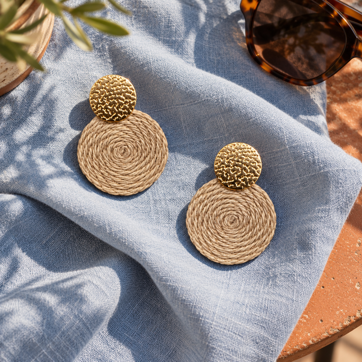 Guatapé Woven Iraca Palm Earrings in Dark Beige