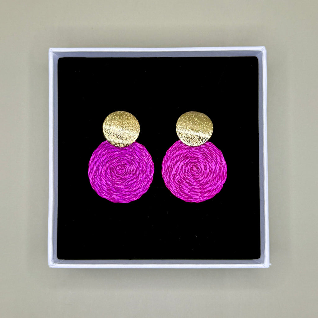 Guatapé Woven Iraca Palm Earrings in Fuchsia