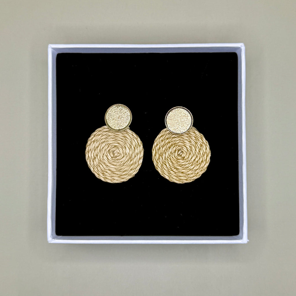 Guatapé Woven Iraca Palm Earrings in Beige