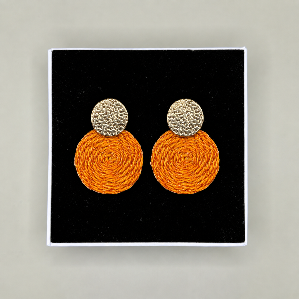 Boucles d'oreilles Guatapé en palmier Iraca tressé, couleur ambre