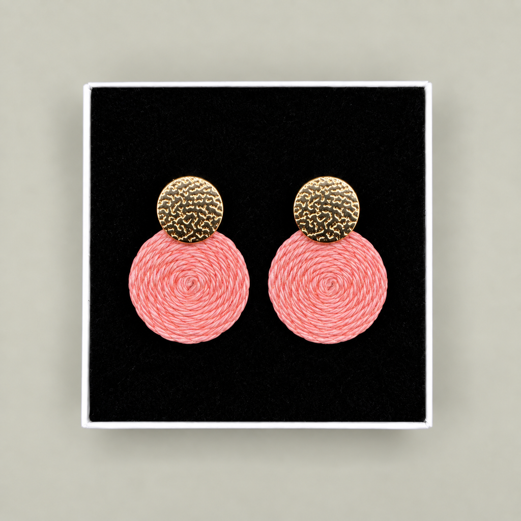 Guatapé Woven Iraca Palm Earrings in Light Pink
