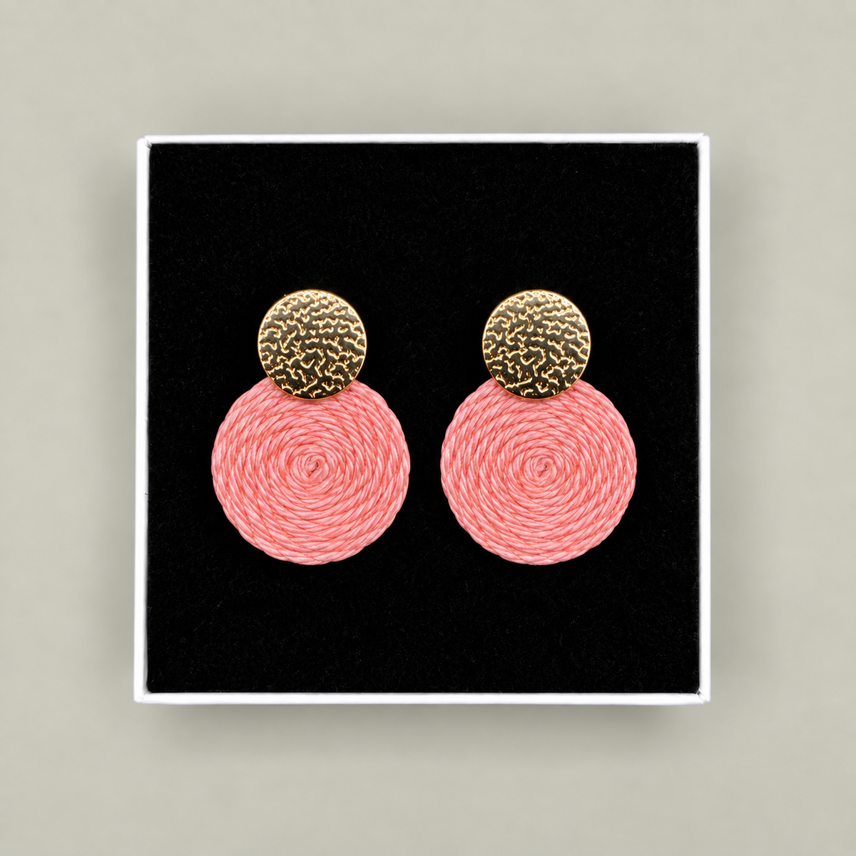 Guatapé Woven Iraca Palm Earrings in Light Pink