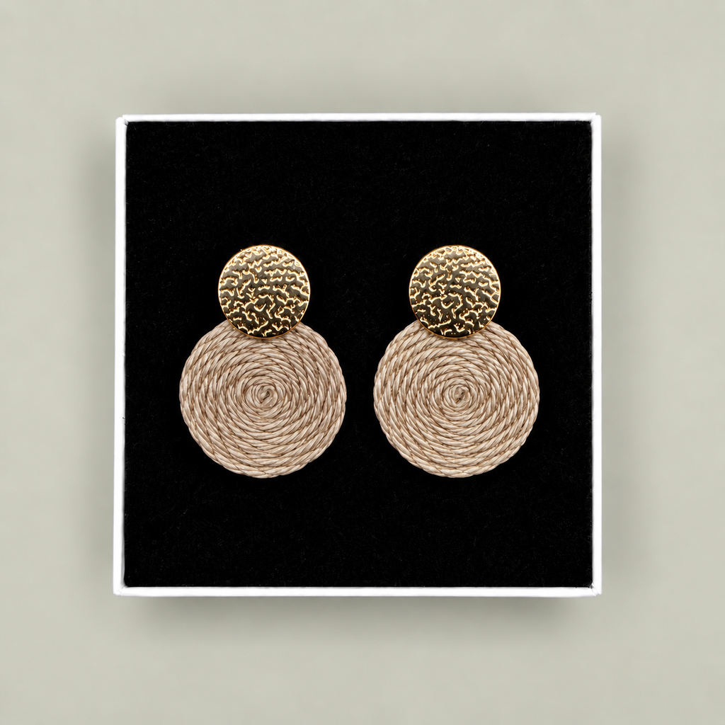 Guatapé Woven Iraca Palm Earrings in Dark Beige