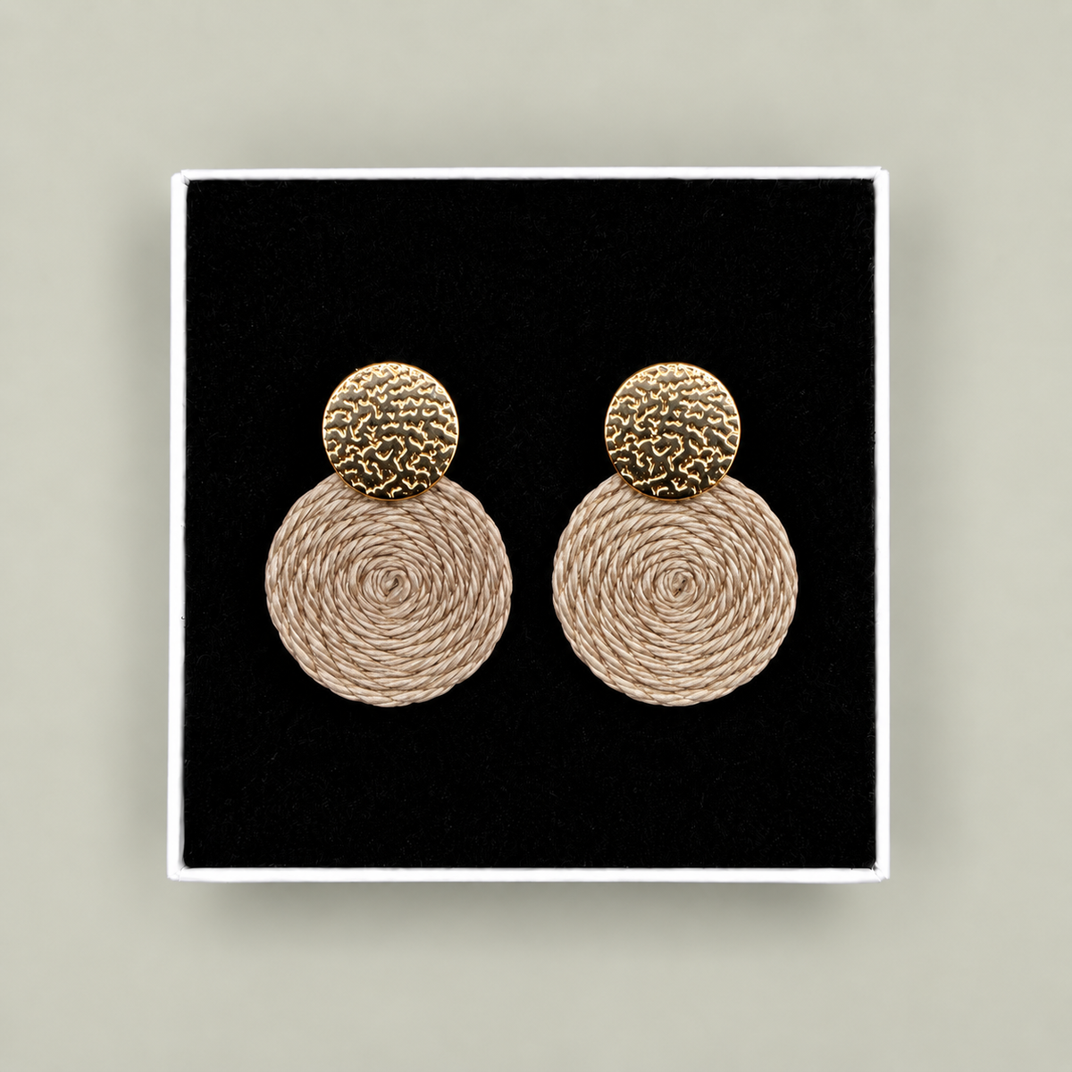 Guatapé Woven Iraca Palm Earrings in Dark Beige