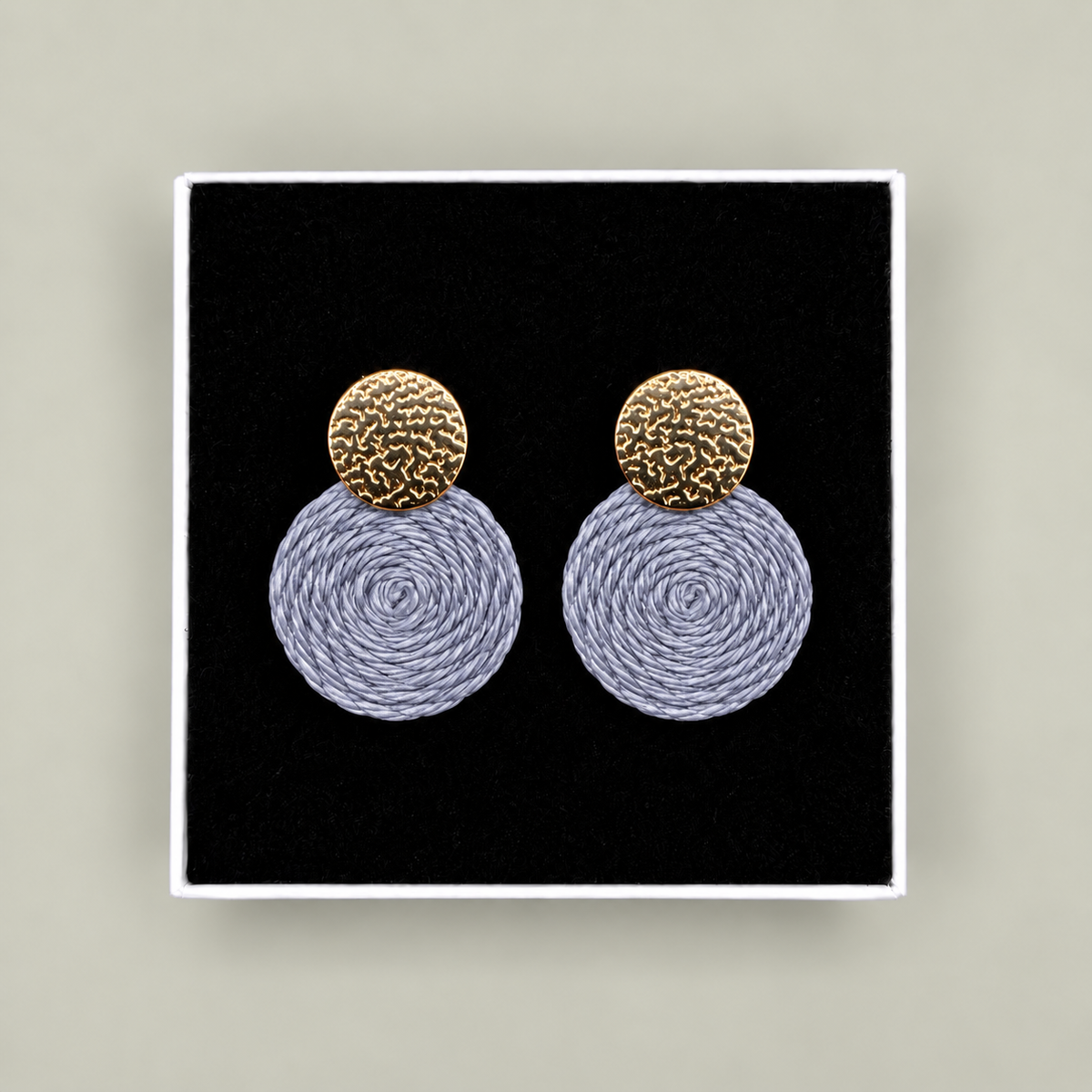 Guatapé Woven Iraca Palm Earrings in Grey