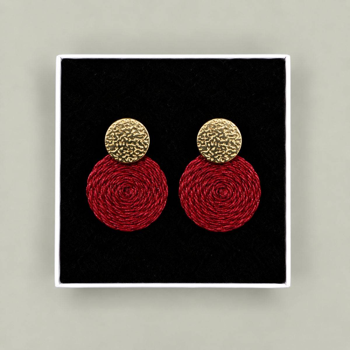 Guatapé Woven Iraca Palm Earrings in Burgundy